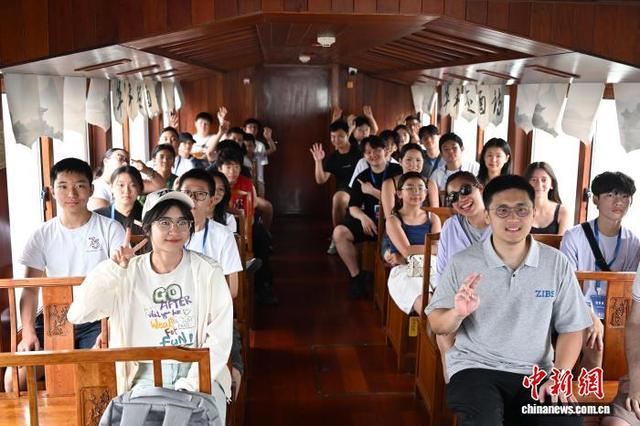 浙江杭州：欧洲华裔感受世遗西湖魅力
