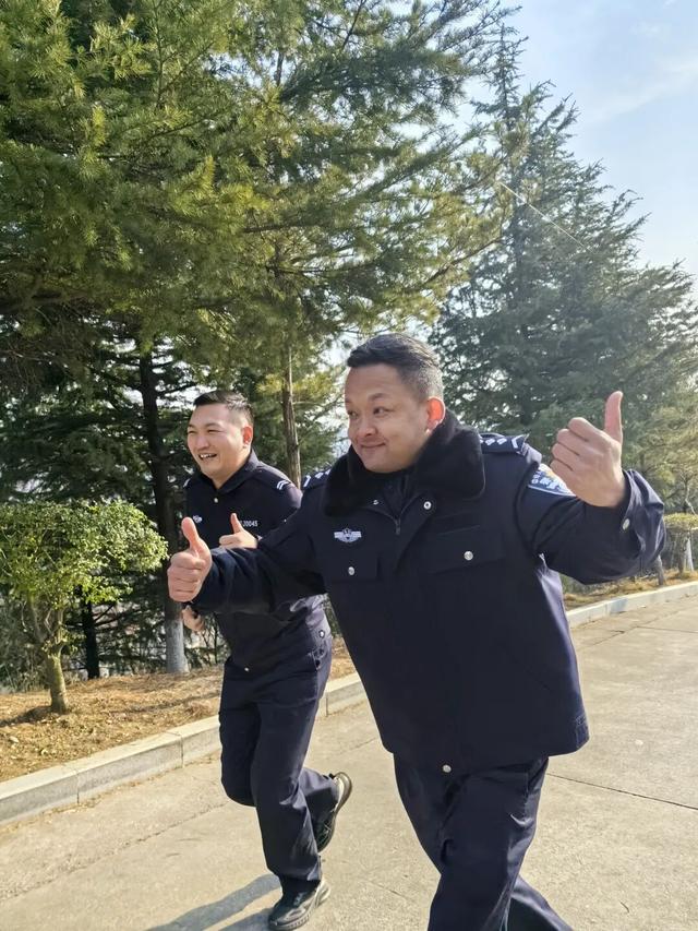 喜迎警察节丨商州公安举行“警徽耀顶峰 忠诚护平安”登山活动