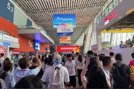 广交会首日线下到会境外采购商超6万人，广州多举措助参展客商抢订单拓市场图片