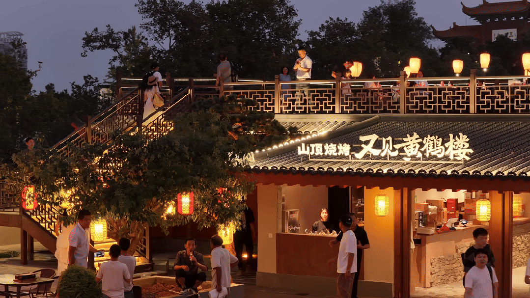 武汉人太会了！烧烤店抬头就是黄鹤楼
