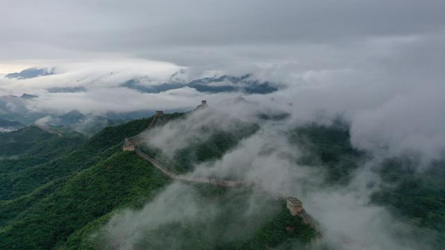 雨涤燕塞千峰晓 云涌金城万堞浮