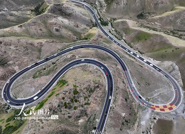 新疆：独库公路景色壮美