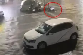 夫妻路灯下触电身亡！暴雨天气防护指南请收好，希望你用不上图片