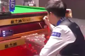 值得纪念的一刻！赵心童在世锦赛夺冠球台上签名图片