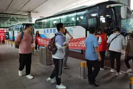 @武汉大学生，天河机场直通车免费送你返校图片