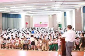 博士走进小学，带领孩子们穿越‌中生代 ，探究恐龙世界图片