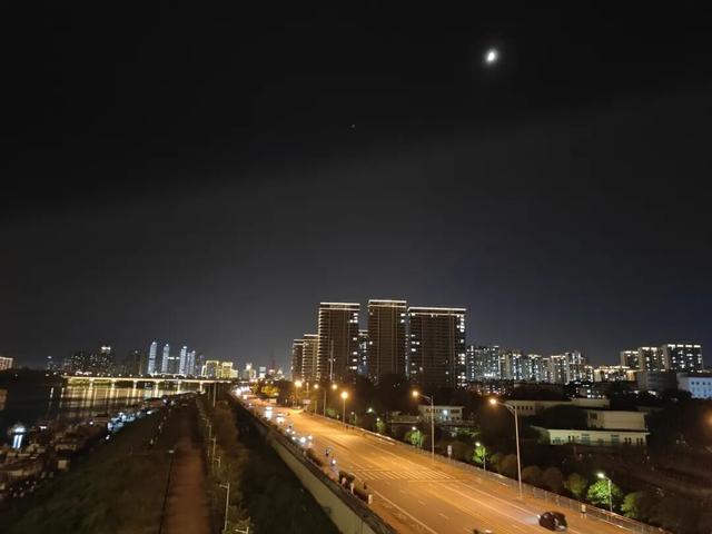 柳北烟火 |中秋夜！凤凰岭大桥把月亮「挂」在侗族飞檐下，邀你桥边赏月光、啃烤串，解锁3种神仙赏月姿势