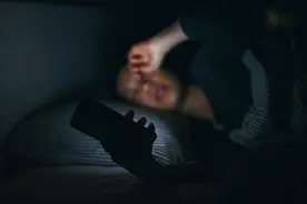 那些经常关灯看手机的人，后来都怎么样了？这4种变化你肯定想不到图片