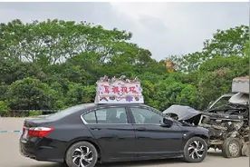 模拟车祸现场搬上了会场图片