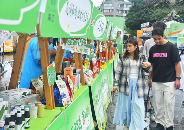逛村糖会 品成都味丨“白酒+零食+文旅”联动 一站式品鉴蒲江好物
