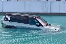 极端天气频发，新能源汽车遭遇“在烈日和暴雨下”双重考验图片