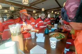 暖胃更暖心！银川一爱心餐厅请环卫工吃午餐发新年红包图片