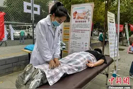 乌鲁木齐：中医药文化夜市惠及周边市民图片