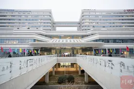 华西医院锦江院区全面启用：为患者设独立衣帽间，每扇窗外有景色图片