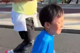 男孩哭着坚持跑完马拉松，网友：这个孩子好样的，父亲教子有方图片