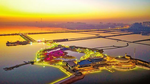 灯火璀璨映盐湖