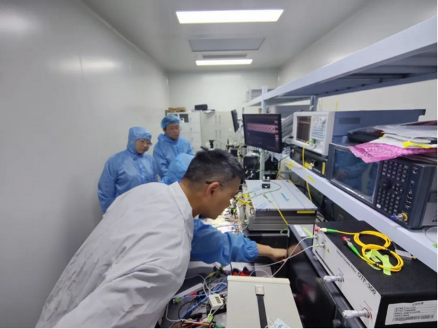 甘肃‖兰大团队突破瓶颈，新芯片问世！