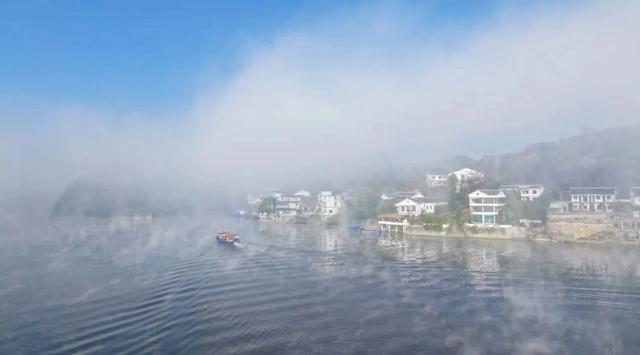 贵阳观山湖：冬日暖阳破云海 潋滟湖光映朝霞