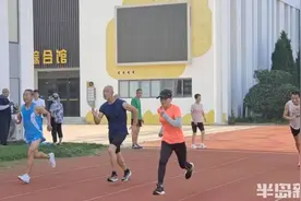 青岛有个高龄“跑男团”，平均年龄超60岁，来自全国各地图片