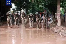 致敬！广西崇左河水暴涨 武警官兵助力抗洪清淤图片