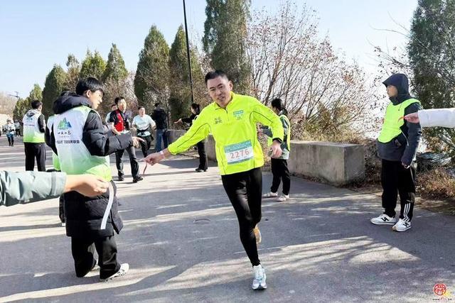 漫山红中千人竞逐！济南“一城山色·登山打卡”暨垛庄百峪大顶登山嘉年华成功举办