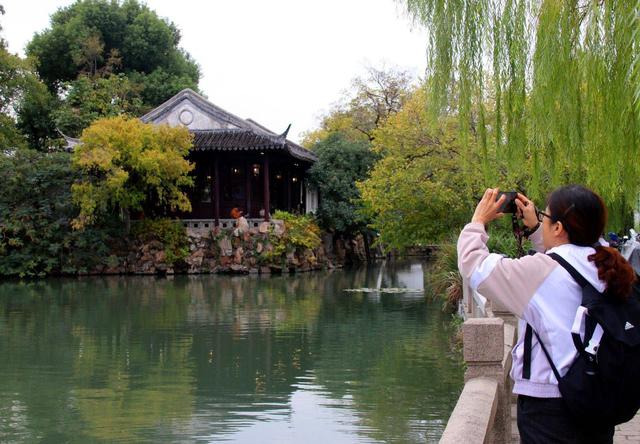 江苏苏州：沧浪亭色彩斑斓秋色美