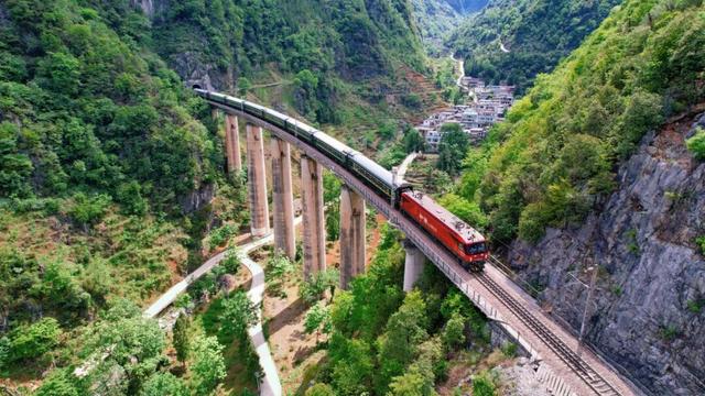 我的铁路风景 | 猜灯谜、做月饼、赏滇景，列车上藏满惊喜！