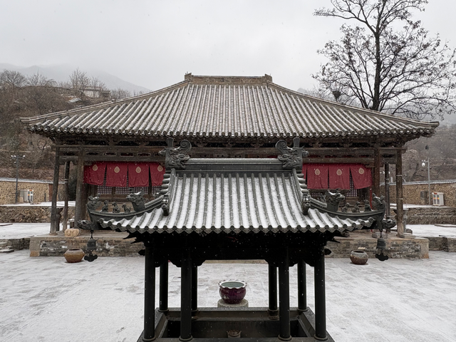雪落千年古刹，别是一番诗情画意