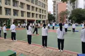 北海市第十中学开展《原地正面投掷实心球》展示课教学图片