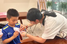 “千纸鹤”课堂里的小学生心愿为何感动了这群大学生图片