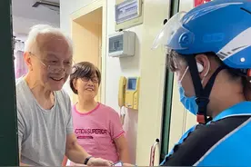外卖小哥与老年食堂“双向奔赴” ，订餐老人都给了“五星好评”图片
