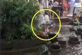 险些窒息？女子在景区被“闺蜜”死死按在水里，文旅局回应图片