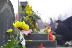 禁售冥币纸钱引争议，民俗学者：大众自有对待生死的智慧视频封面
