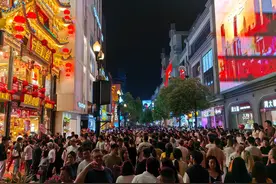 江汉路“五一”首日客流突破45万人次，有这样一群人时刻在线“随呼随到”图片