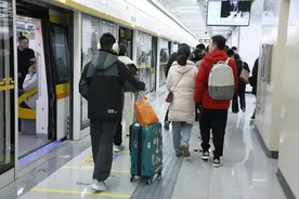 地铁站里，返乡人脚步匆匆踏归途图片