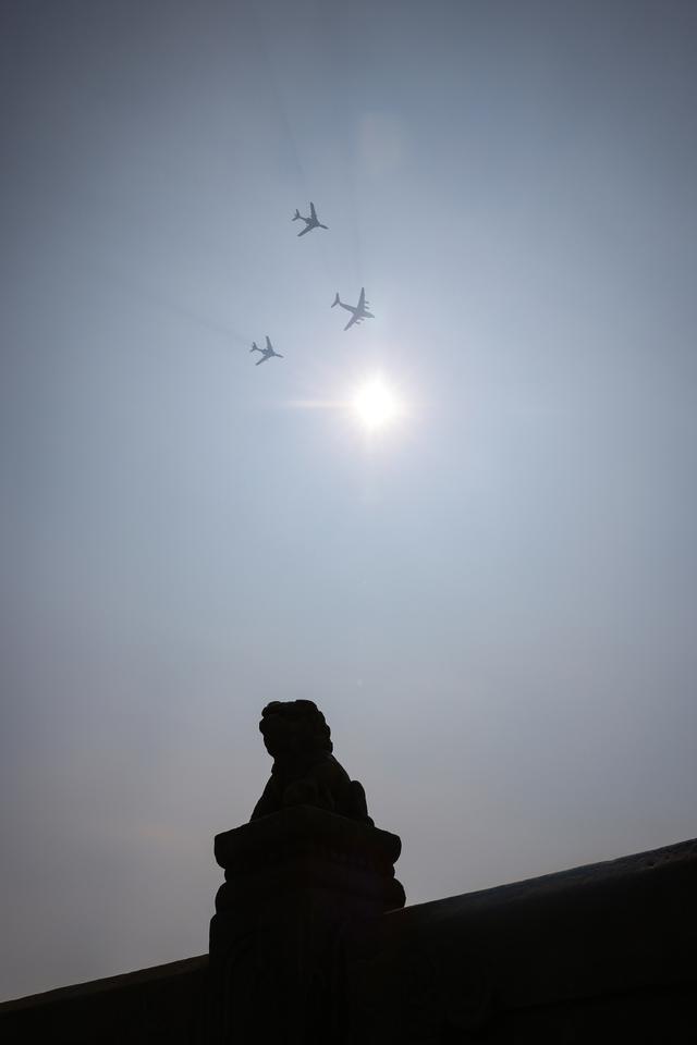 告慰英魂 战鹰飞越卢沟桥