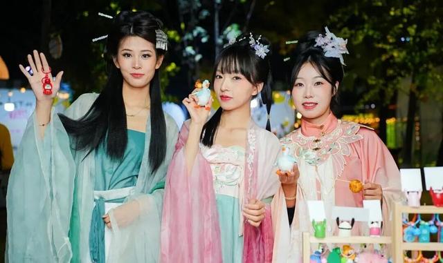 日均客流达平日3倍，新都秋假热门地TOP1