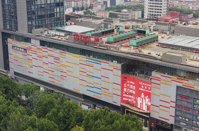 最近，洛阳人都在钻商场，怎么回事？