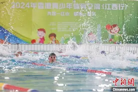 江西南昌：香港青少年走进中学开展体育交流互动图片