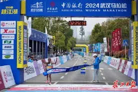 武汉马拉松全马冠军出炉！汉马男女子全马赛会纪录被刷新图片