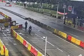 骑着摩托去考摩托驾照？！图片