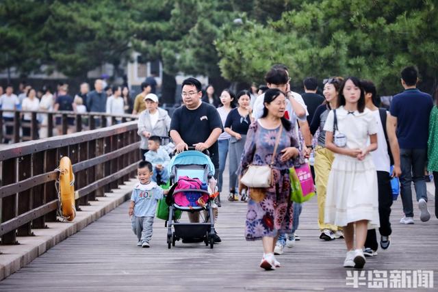 海滨假日人如织