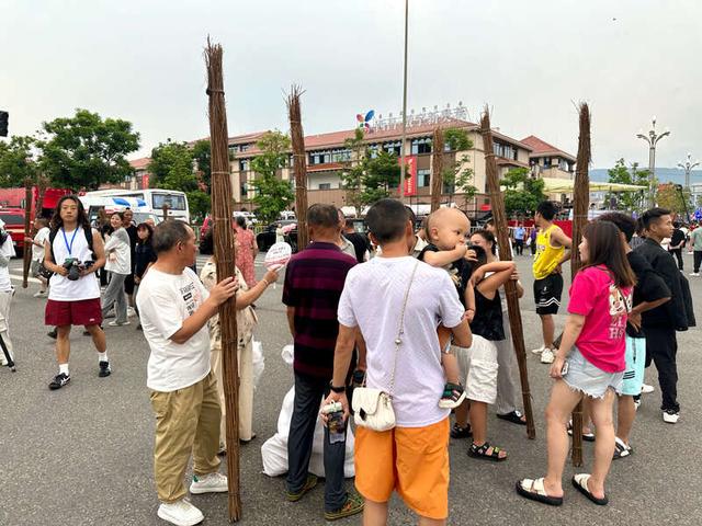 多图直击2025凉山火把节：24.5万人“执火”狂欢