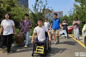 新闻周刊丨“铁鞋男孩”梦想起航图片