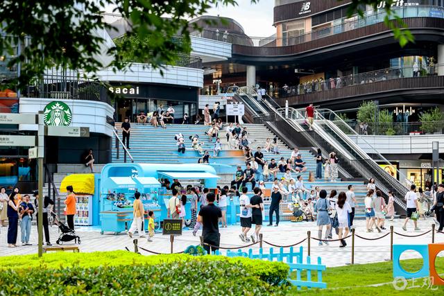 场面｜音乐、展览与迪士尼同场共振，申城商圈开启“不眠模式”