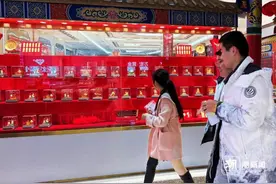 开局有点猛，金价创历史新高！有人春节前变现72万元，刚卖就大涨图片