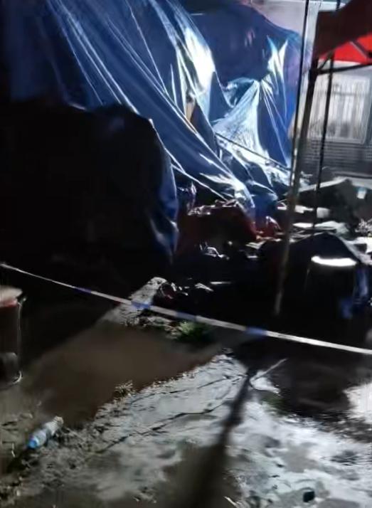 参加葬礼时围墙突倒塌，25岁女孩与姑姑不幸遇难；脱险者：雨篷积水过重拉倒围墙