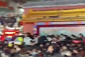 五一“人从众”：夜爬泰山走不动道图片