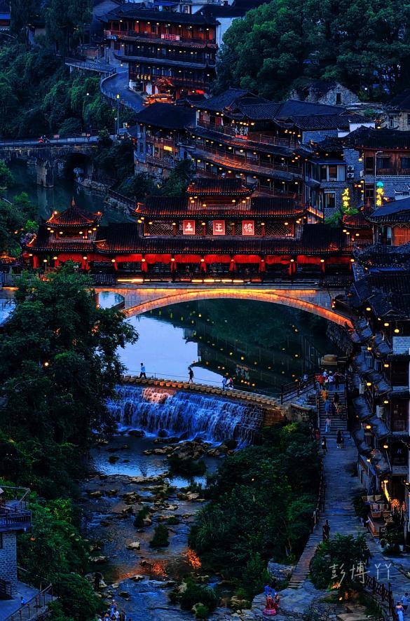 与故宫、长城同台领奖，这座长满了国际游客的古镇拥有怎样的“出海密码”