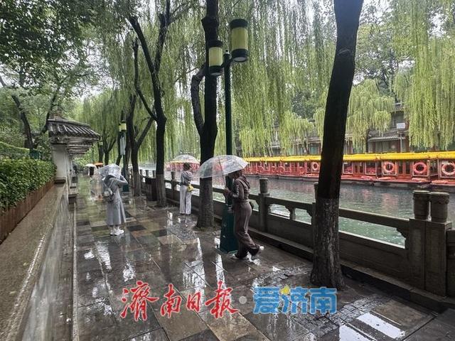 “不是江南胜似江南”，济南护城河畔雨中尽显诗意